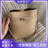 Bolsa de Cubo de Mano de Alta Gama para Nicho al por Mayor Transfronterizo, Moderna y Versátil, Súper Elegante, Súper Popular, Bolsa de Hombro y Cruzada de Alta Calidad