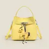 Bolso tipo cubo versátil transfronterizo, bolso de mano con patrón de lichi de comercio exterior, diseño de nicho, bolso de hombro estilo cesta de compras, venta al por mayor personalizada