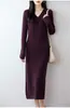Nueva colección de otoño e invierno: Vestido de punto de manga larga con cuello en V de lana pura, con textura acanalada, corte ajustado, silueta favorecedora, versátil y hasta la rodilla.