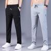 Pantalones gris claro para hombre verano seda de hielo deportes elásticos rectos pantalones sueltos para jóvenes modernos que combinan con todo pantalones casuales