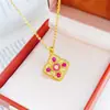 Aleación de Cobre Lujo Ligero Sentido de Gama Alta Diamante Rojo Rosa Trébol de Cuatro Hojas Colgante para Mujer Oro Simulado Hueco Filigrana Floral Cadena para Clavícula Regalo para Mejor Amiga