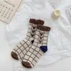 Meias Marrons para Mulheres, Meias de Cano Médio, Tendência Ins Primavera e Outono, Meias de Cano Médio com Estampa Xadrez Fofa Estilo Japonês de Ursinho, Meias Longas para Outono e Inverno