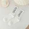 Meias de Marca Ins Coreana da Moda com Ilustração de Rosto Sorridente e Letras para Homens e Mulheres Meias Criativas de Cano Médio Meias com Grafite Preto e Branco da Moda