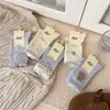 Meias Femininas Japonesas Azul Claro Fresco com Desenho de Urso e Estampa Floral Outono/Inverno Estilo Fofo e Menina Meias de Meia-Cança com Flocagem para Mulheres