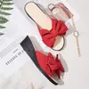 Estilo europeo y americano 2026, talla grande, colección de verano casual nueva, pantuflas de suela gruesa con moño, de moda y versátiles, calzado elegante para mujer