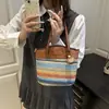 Bolsas de Cubo de Moda al por Mayor para Mujer 2025 Nuevo Estilo de Verano Tejidas de Paja Bloques de Color Bolsos de Hombro Versátiles Bolsos Cruzados