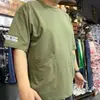 Verão Solto Moderno Masculino Tamanho Grande Bolso Duplo Manga Curta Camiseta Marca Moderna 2024 Novo Top Meia Manga Roupa