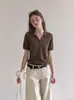 Camiseta Hueca de Cuello en V Color Café Estilo Old Money para Mujer, Verano Corte Holgado, Elegante y Versátil, Top Polo de Manga Corta Adelgazante, Ligero