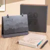 Calendário de Mesa Personalizado em Couro 2027, Ornamento de Mesa Estilo Chinês, Calendário do Ano do Carneiro para Check-in de Autodisciplina, Impressão de Logotipo Personalizado em Ouro
