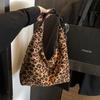Bolsa de Camurça Feminina 2025 Nova Tendência Moda High-End Retrô Bolsa de Ombro para o Dia a Dia Bolsa Tote de Grande Capacidade