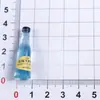 Miniaturas simuladas de botellas pequeñas para juego de alimentos al por mayor, botellas en miniatura de bebidas y vino, accesorios de resina de tienda de conveniencia, parches de dibujos animados surtidos