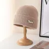 Gorro de Tricô Estilo Japonês para Mulheres, Versão Coreana para Outono e Inverno com Aplique de Letra, Gorro Quente Versátil com Proteção de Orelha para Homens, Moderno