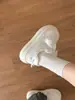 2026 Novos Sapatos Brancos de Solado Grosso com Laço Estilo Coreano Versáteis para Mulheres Aumentam a Altura Casuais Sapatos de Plataforma Primavera/Verão Sapatos de Pão