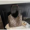 Bolsa Tote Estampa de Leopardo Bolsa Feminina Couro Camurça Retrô 2025 Novo Estilo Coreano Comute Preguiçoso Bolsa de Ombro Único Grande Capacidade Bolsa de Axila