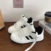 Zapatos Blancos Retro Rayados de Suela Gruesa para Aumentar Altura, Nuevos de Otoño 2026, Suaves, Elásticos, Cómodos, Versátiles, para Lucir los Pies, Zapatos Deportivos Individuales
