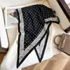 Pañuelo de cabeza transpirable de lunares rojos vintage de alta gama, bufanda versátil para mujer, bufanda triangular fina para protección solar