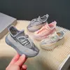 Zapatillas Deportivas para Niñas 2026 Primavera y Otoño Nuevas Zapatillas Infantiles para Niños Ligeras para Correr Suela Suave Transpirables Malla Fly-Knit