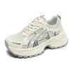 2026 Novos Tênis Casuais Esportivos Estilo Dad Shoes Femininos Tendência Versátil Malha Aumenta Altura Pessoas Baixas Superfície Respirável Dad Shoes Femininos