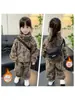 Conjunto de forro polar con estampado de leopardo para niñas, nuevo estilo otoño/invierno, conjunto de dos piezas engrosado y cálido para niños, ropa exterior y de estar a la moda para bebés
