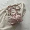 Bolso bandolera nuevo de principios de otoño 2026, bolso de mano cuadrado pequeño de moda niche vintage para mujer, bolso de hombro casual simple y moderno