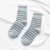 Calcetines de mujer a rayas nuevos de primavera y verano transpirables absorbentes de sudor moda calcetines de mujer a rayas fabricantes de calcetines a rayas al por mayor