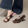 Sandálias de salto alto elegantes e sofisticadas estilo francês para mulheres, novo modelo de verão 2026, com saltos finos, bico aberto, design de laço de cetim