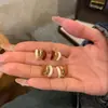 Pendientes elegantes de esmalte rojo que combinan con todo para mujer, nuevo estilo 2025, estilo occidental, retro, estilo Hong Kong, pendientes de alta gama y tendencia.