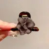 Pinza para el Cabello de Flor de Camelia para Mujer, una Herramienta Mágica para Cabello Corto durante el Período de Transición, Pinza para la Parte Posterior de la Cabeza, Accesorio para el Cabello Semirecogido, Exquisita Pinza de Garra Pequeña