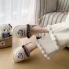 Pantuflas peludas para usar al aire libre 2026 pantuflas de algodón con forma de corazón para mujer con diseño de punta cerrada nuevo estilo para uso en casa suela suave con cordones para otoño e invierno base plana