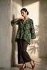 Kimono con estampado floral del sudeste asiático, con mangas holgadas de tres cuartos, usado como capa exterior sobre una camisa de murciélago. Venta al por mayor desde la fábrica de origen