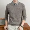 Suéter de Tricô Masculino Falso Duas Peças 2026 com Gola Camisa, Forrado com Fleece, Espessado, Camiseta de Manga Longa, Roupa Masculina Quente para Outono e Inverno