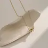 Colar Simples e Estiloso com Pingente de Laço e Nó Concentrico para Mulheres, Série Estilo Celebridade da Internet de Nicho, Corrente para Clavícula Banhada a Ouro 18K