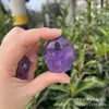 Pedra Crua de Cristal Natural Polida e Peça de Cabo de Ametista Brilhante Pedra Oval para Descompressão da Palma da Mão Pedra de Energia para Mão Pedra de Massagem para Yoga