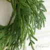 Nuevo corona de Navidad artificial estilo americano de aguja de pino con piñas, decoración colgante para puerta para arreglos festivos y decoración del hogar