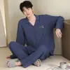 Conjunto de pijama masculino 100% algodão, com cardigã de gola, abertura frontal, mangas compridas e calça comprida, em estilo simples e casual, perfeito para usar em casa no outono e inverno.