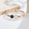 Pulseira feminina em aço titânio com formato de concha circular, design exclusivo, estilo japonês e coreano, joia de luxo discreta.