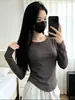 Camiseta básica de cuello redondo para mujer, diseño ajustado para otoño e invierno con dobladillo en forma de U, top interior con hombros normales, camiseta de manga larga a la moda para chicas modernas
