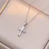 Colar Feminino Colorido Zircônia Joias Design de Nicho Pingente Cruz Completo em Diamante Colar Corrente de Clavícula em Aço Inoxidável