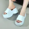Novas Pantufas EVA de Sola Grossa para Mulher, Pantufas de Uso Externo, Almofada de Urso Fofa, Aumento de Verão, Pantufas de Praia para Casa de Mulher
