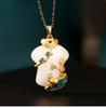 Ayeryuan Novo Estilo Chinês Nacional Maré Cobre Banhado A Ouro Esmalte Esmalte Bandeiras Vitória Aberta Imitação Jade Branco Pingente Colar Vintage para Mulheres