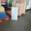 Tabla de cortar de plástico blanco, material de PE de grado alimenticio, engrosada para mayor durabilidad, personalizable en tamaño y cuenta con logotipos grabados con láser