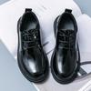 Sapatos de couro infantil masculinos primavera e outono 2023 novos sapatos de couro envernizado com bico redondo e cadarço para performance sapatos infantis mocassins casuais da moda