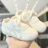 Sapatos versáteis Forrest Gump para crianças, nova coleção outono 2026: tênis leves e casuais para meninos, tênis de treino alemães com sola macia para meninas
