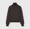 A ONU recomenda altamente esta coleção outono/inverno: o suéter base de lã merino Biella com gola alta, ligeiramente oversized, para mulheres