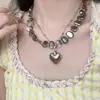 Colar de Pérolas Cinza Retrô da Moda para Mulheres, Design de Nicho Versátil Pingente de Coração Corrente para Clavícula Joia Personalizada