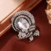 Broche Retrô Europeu e Americano em Liga, Acessório de Roupa de Alto Padrão Estilo Palácio, Broche de Designer Cravejado de Cristal para Mulheres