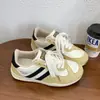 Tênis Casuais Planos de Verão para Mulheres 2026 Novos Versáteis Clássicos Tênis Brancos Sapatos Esportivos de Solado Macio