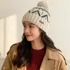 Gorro de Lã Tricotado Estilo Fair Isle para Mulheres, Gorro de Lã Quente para Proteger as Orelhas no Outono e Inverno, Versátil para Cabeças Grandes, Gorro Pulôver que Afina o Rosto