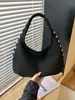 Bolsa de Braço com Rebite Cruzado 2026 Novo Estilo Estilo Garota Popular Versátil Retrô Bolsa de Ombro Único em PU Bolsa de Mão Bolsa da Moda Mulheres