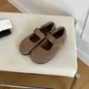 Sapatos Mary Jane de couro genuíno estilo coreano com sola grossa para mulheres, novo modelo outono 2026, sapatos rasos de salto único elegantes e versáteis